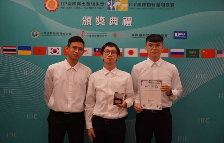  圖/電機工程學系大三生陳裕邦（中）、張君瑋（右）和陳冠廷（左）對於能獲得銀牌肯定都相當開心。