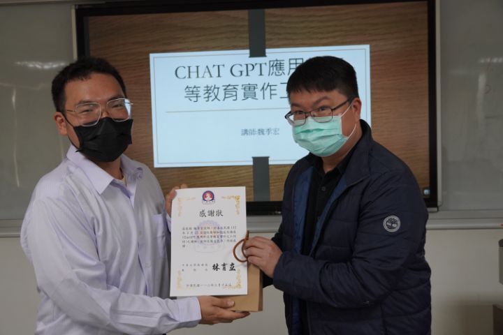 圖/吳建宏(右)感謝魏季宏(左)的無私分享,讓教授們受益良多,未來也將邀請更多專家學者加入工作坊參與討論。