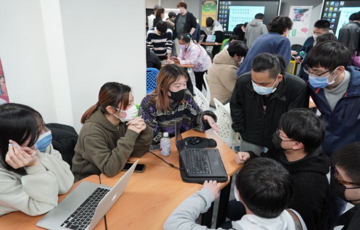 圖/應智學程成果展3個年級共分成18組，日籍生運用學習到的程式設計來開發各式遊戲與網頁，各顯神通的發揮創意。