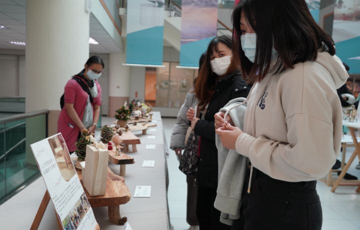 圖/永續創生與應用組透過學校回收的木材與枯枝落葉，經由木工師傅的指導，讓學生發揮創意，製作各式主題的擺飾，符合SDGs的精神。