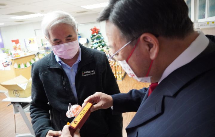 圖/教務長林育立(左)回贈印有「錢兔似錦」字樣的琉璃兔擺件給校長,祝福中華大學校運昌榮。