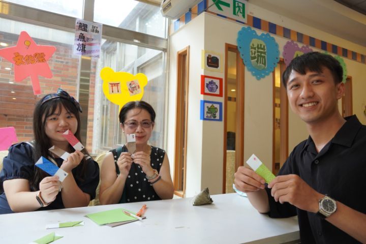 圖/中華大學國際專修部學務組長莊英慧（左2）特別安排手作鯉魚旗，讓越籍生體驗異國文化。