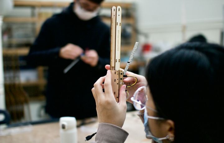 圖/同學藉由「DOIT Studio」工作坊的教材來理解機構與電路。