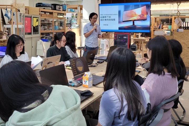 創新與創意中心舉辦講座,邀請講師分享AI時代的設計應用,鼓勵學生結合專業所學與AI工具,打造解決生活痛點的創新方案。