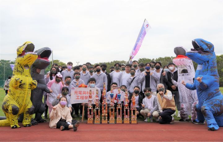 圖/中華大學昨日舉行111學年度運動會,最後由光電系一口氣抱回12座獎項,成為最大贏家。
