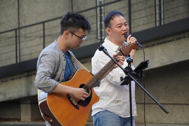 華語老師徐家偉(左)與印尼籍學生林文森(右)攜手演唱中英文歌曲,為中秋活動增添熱鬧歡樂氣氛。
