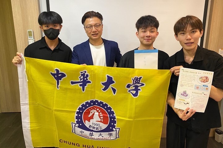 (由左至右)李水奕、Woosa人資總監羅景鴻(頒獎者)、邱翊軒與蔡子寧首次參賽即奪金牌,展現中華大學觀光學院實務教學成果。
