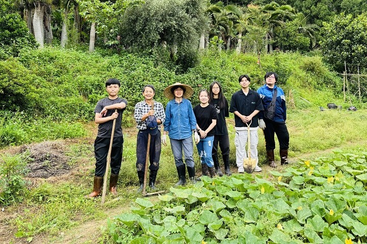 圖／建築學院以所學，盤點、種植新樹，幫助新埔廢棄茶園再生，輔導老農以樹養老，落實USR大學社會責任。