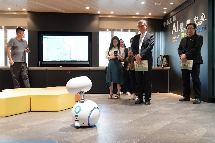 圖∕AI+體驗中心智慧機器人ZENBO解說場館設施,以及跳熱舞來迎接貴賓,新奇有趣的畫面讓眾人紛紛拿起手機拍攝。