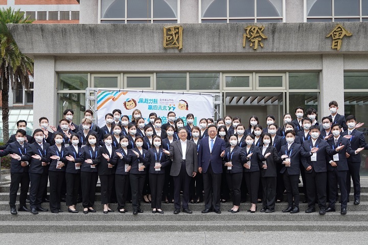 圖/中華大學觀光與會展活動學系60位同學獲邀擔任全中運禮賓大使,昨(28)日新竹縣長楊文科特別到校視察同學的訓練狀況。