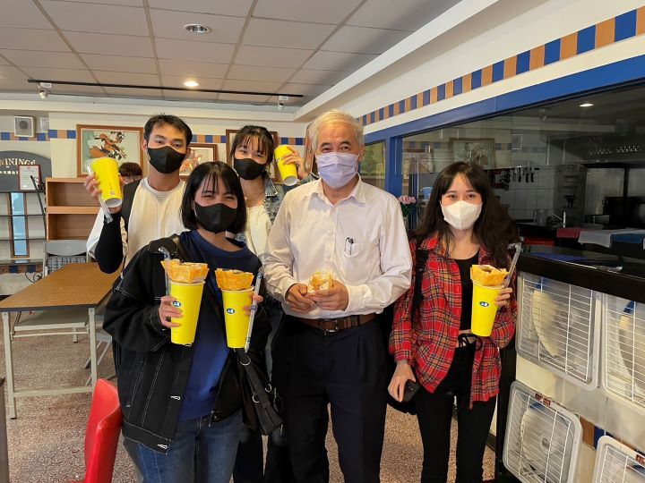 圖/學生們一邊手拿大杯珍奶與蛋黃酥,與中華大學教務長林育立(前排中間)合影留念,臉上盡是滿足。
