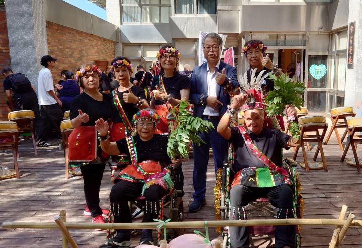 圖/東香社區的長輩們與外籍生大跳原住民舞,場面相當熱絡!連中華大學副校長解鴻年(後排由右數至左第二位)都前來感受長輩們的活力!