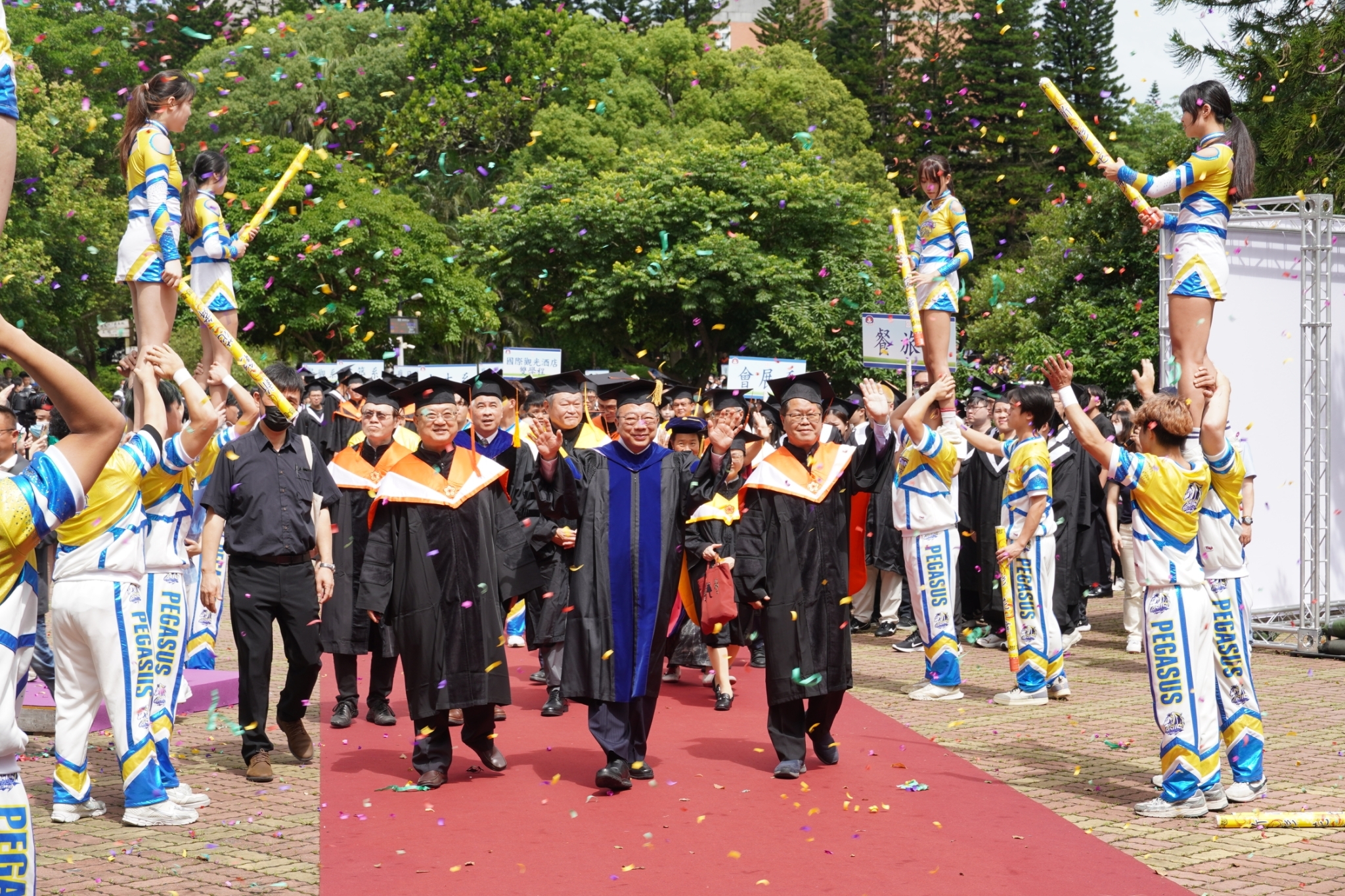 圖／中華大學畢業生在師長帶領下，進行校園巡禮