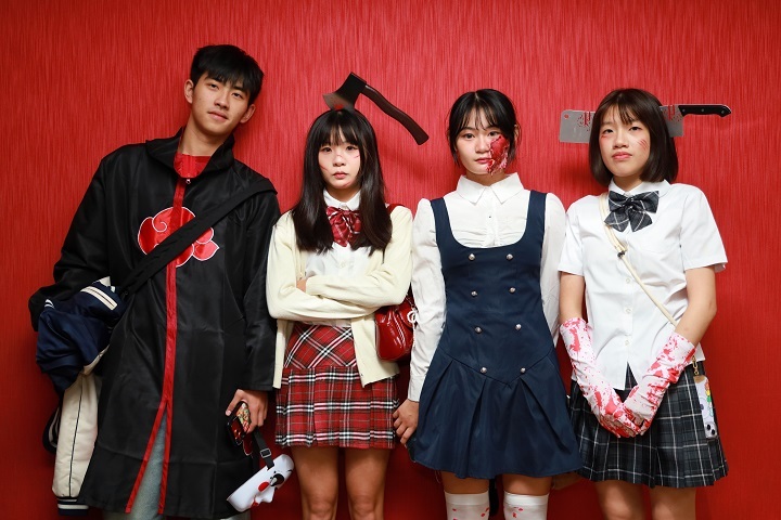 國際學生以髮箍、特殊妝容展現各國文化特色,在歡樂氛圍中交流彼此的創意與節慶風格。