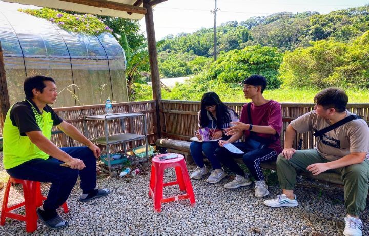 圖/張誠恩（右2）積極參與USR計畫，深入新埔農村進行田野調查與社區營造。