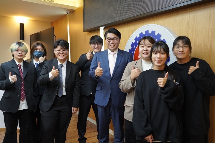 美唄市市長桜井恒與中華大學學生合影，包含今年完成美唄市實習的同學（左），以及三位即將於明年前往實習的同學（右），象徵台日交流薪火相傳，情誼持續深化。