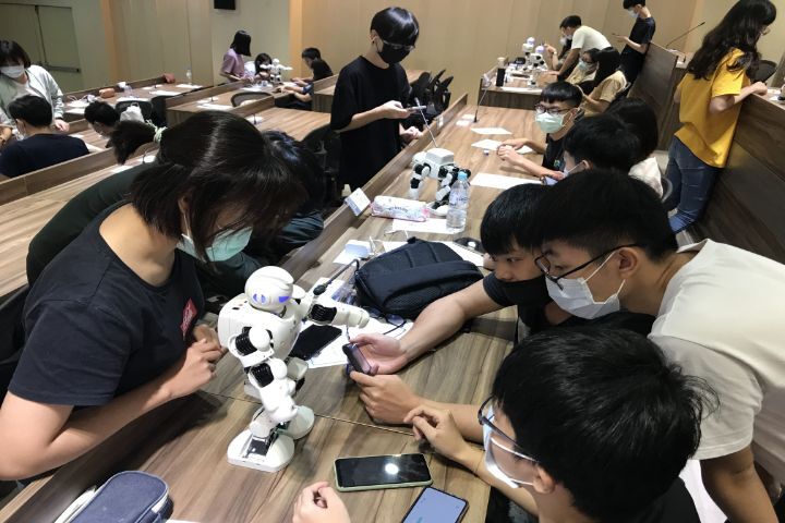 圖/中華大學設有AI⁺體驗中心，要求所有大一新生都必須上AI課程，並將AI教材融入全校五大學院的各式專業課程中，積極培養學生AI應用的能力。