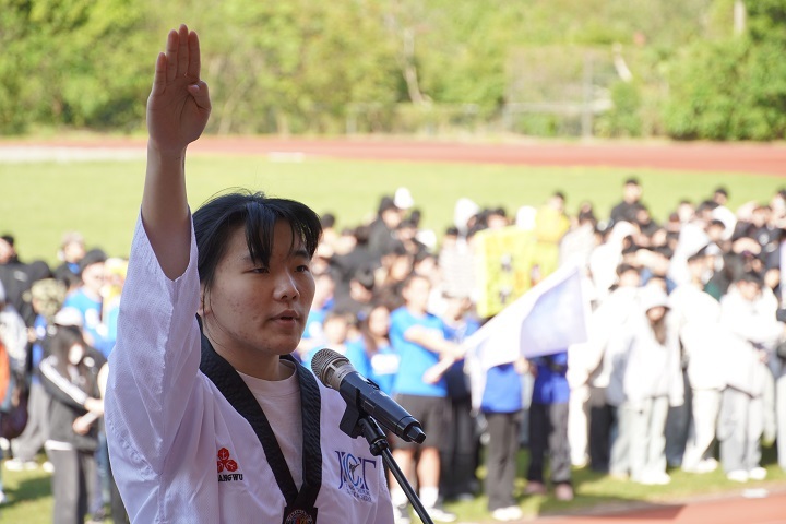 114學年度運動會由光電與材料工程學系盧姵伃擔任運動會宣誓代表，曾勇奪弘光盃全國大專跆拳道錦標賽冠軍，展現堅毅與榮耀！