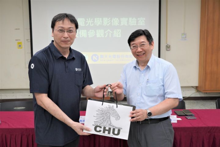 圖/顥天光電協理熊克原（左）也是中華大學資電學院碩士班的畢業校友，由促成此次產學合作計畫的資電學院院長連振昌（右）致贈紀念品。