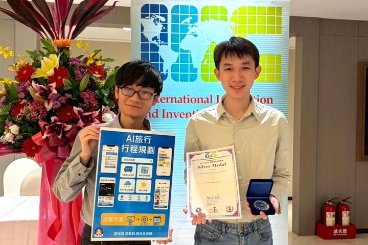 資工系黃楷翔與高聖和以「AI旅行行程規劃」獲得銀牌獎,並表示希望透過AI技術,讓旅遊規劃更智慧、更自由,提升使用者體驗。