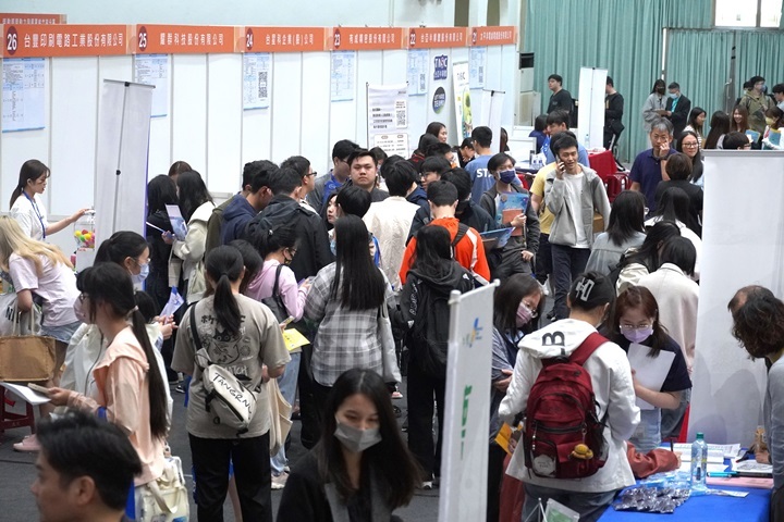 圖／中華大學29日舉辦「校園徵才博覽會」，現場人潮滿滿。