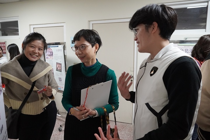 圖/同學向觀光學院教授裴蕾(中間者)及校友,分享到青旅實習的過程心得。