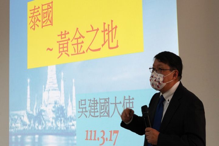 圖/中華大學觀光學院與對外關係協會合作開設的大使通識課程，每周都會邀請退休大使蒞校演講，每學年都有1學期採全英語演說，增進學生英語能力。