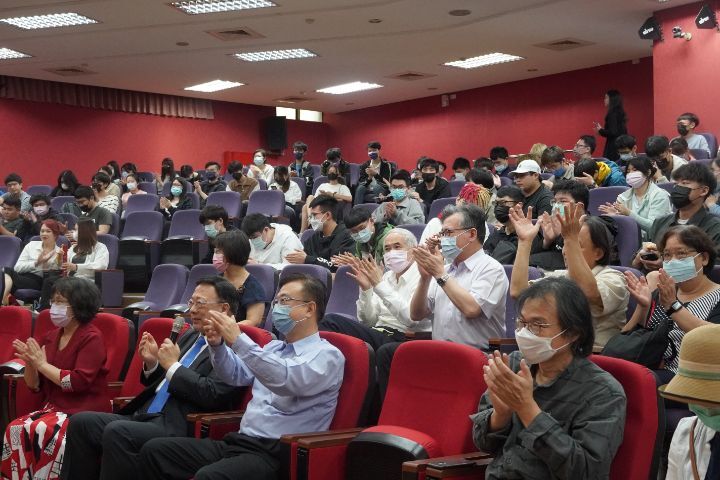 圖/錢復講座獲得中華大學師生如雷掌聲。