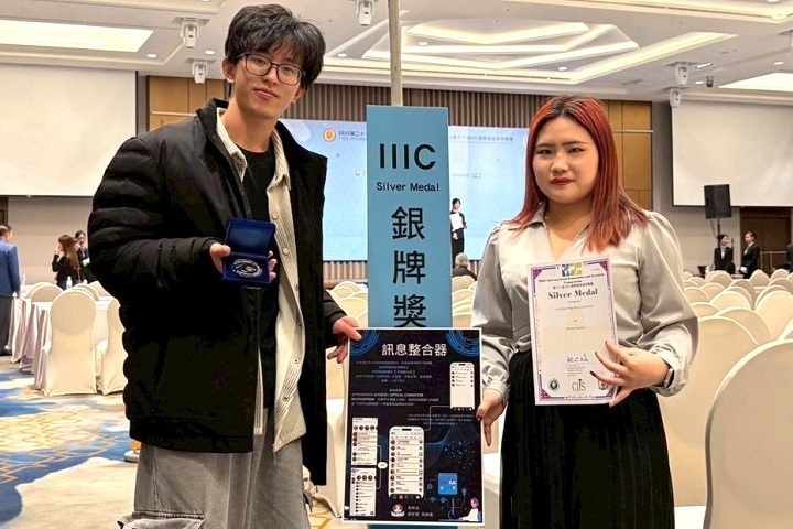 資工系郭安堤與吳靜儀以「訊息整合器」獲得銀牌獎,並分享這次競賽讓他們更確信技術能改變工作模式,創造更高效率與價值。