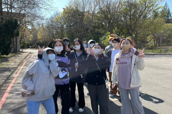 圖/應日系學生帶著日本學生參觀中華大學校園。