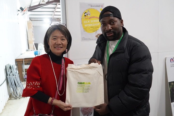 觀光學院院長張馨文與來自海地的外籍學生Roobens合影，展現中華大學多元友善的國際學習環境。