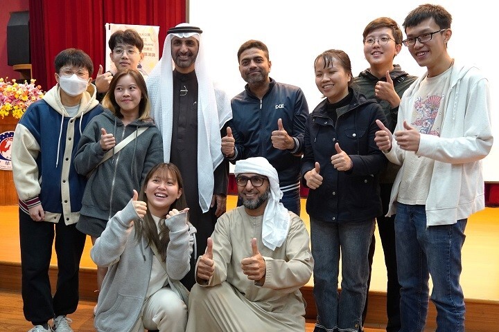 圖／阿吉曼王室“Green Sheikh綠色親王”到中華大學舉辦講座，親切與學生合影。