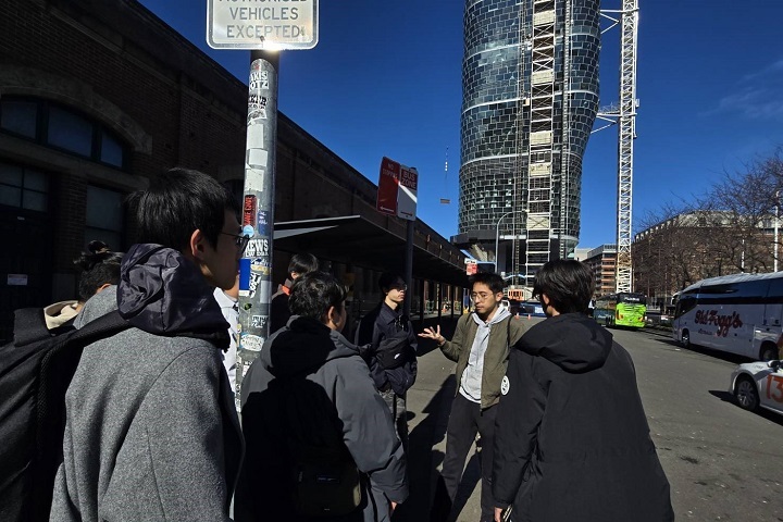 學生走訪雪梨綠建築工程現場,了解低碳建築與永續施工技術。