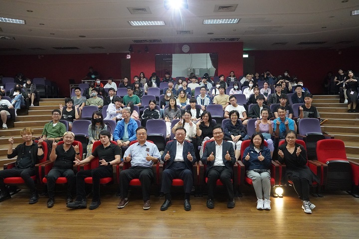 中華大學「音愛生命－玫瑰墓生命教育音樂演講」圓滿落幕，校內外貴賓與全體師生齊聚一堂，以音樂共鳴生命價值，留下感動合影。