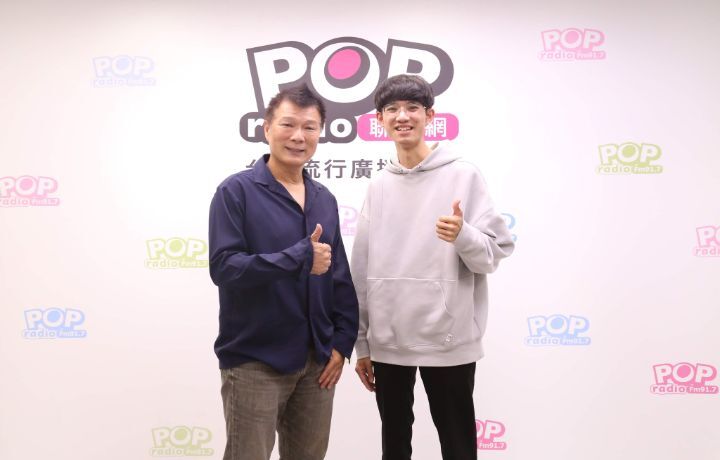 圖/張誠恩(右)因傑出表現獲邀參與pop聯播網節目,和主持人蔡詩萍合影留念。