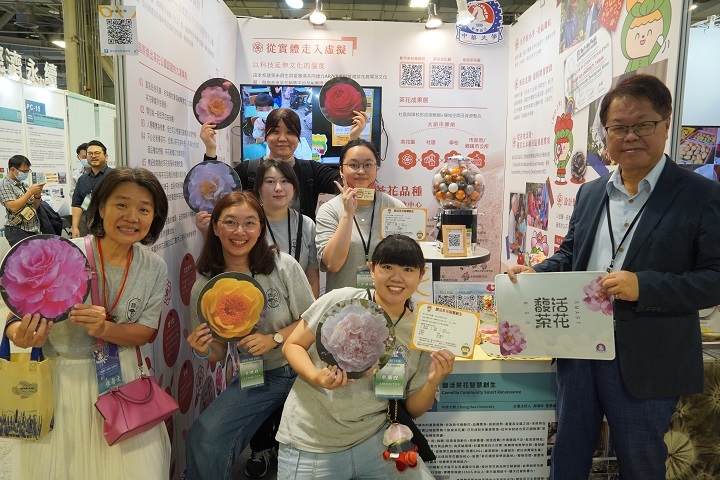 中華大學副校長兼計畫主持人解鴻年（右1）分享「馥活茶花 智慧創生」計畫，推動茶花文化復興與低碳觀光。（圖為2025大學社會責任實踐博覽會）