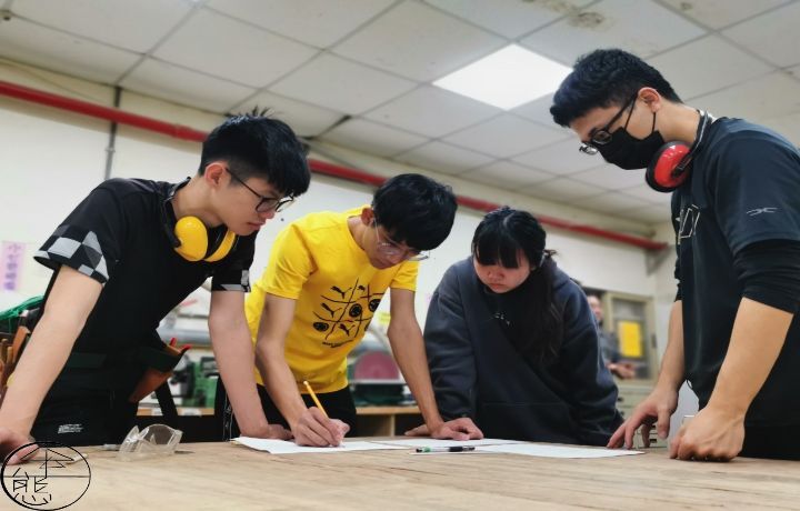 圖/張誠恩（黃衣者）大二就和同學申請教育部的創業計畫獲得10萬元補助，成功開設公司從事木工設計與製作。