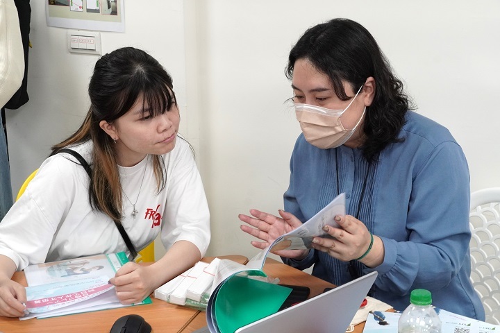 圖／應用日語學系大四生許峪嘉仔細了解實習內容，期望能順利找到媒合廠商。