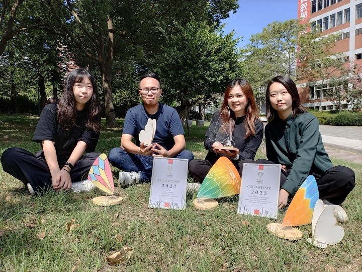 圖/中華大學景觀建築學系學生首次參加美國謬思創意與設計獎（MUSE Awards）就獲得金獎榮耀。（左起至右分別為獲獎學生卓虹惠、指導老師巫銘紘、指導老師林于婷、獲獎學生林庭韻）