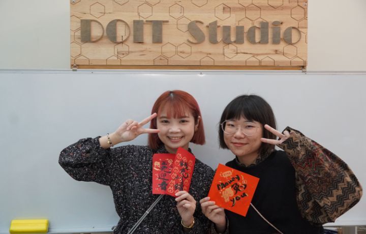 圖/應日系林宥竹(左)和賴彥霖(右)已連續2年在農曆年前絹印紅包春聯。