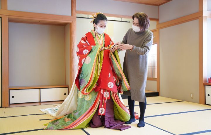 圖/周宜潔對穿著日本傳統皇室和服「十二單」留下深刻印象,從妝髮到著衣就耗費1個小時。