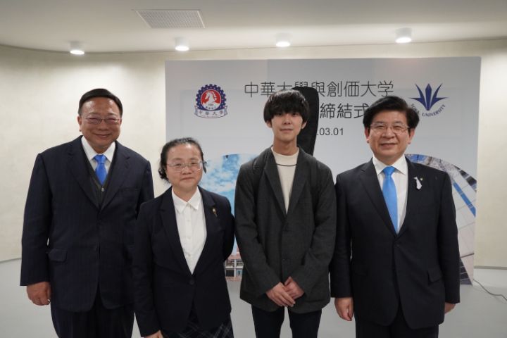 圖/應智學程大一日籍生藤本琉空(右2),因一家人和創價很有緣份,特別跑去和鈴木將史(右)相認,讓鈴木將史留下深刻印象。