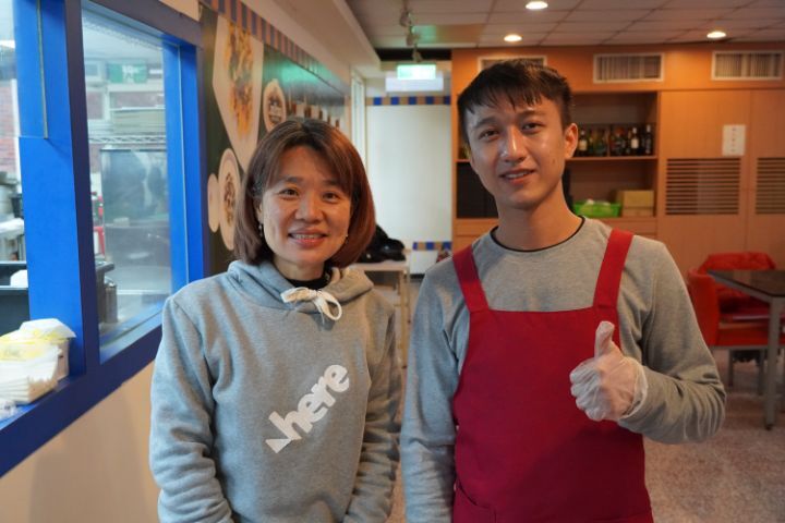 圖/陳紅山(右)相當感謝觀光學院院長張馨文(左)的幫忙,大方出借實習餐廳讓越籍生能享用道地家鄉味。