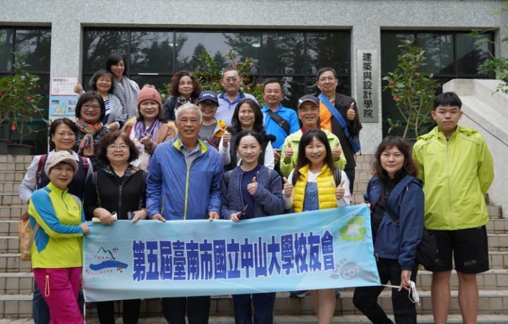 圖/中山大學南部校友會獲中華大學校友總會邀請第8屆理監事邀請,到中華大學參觀茶花祭,由佳信茶花園園主蔡燦玉(前排左3)導覽茶花文化之美。
