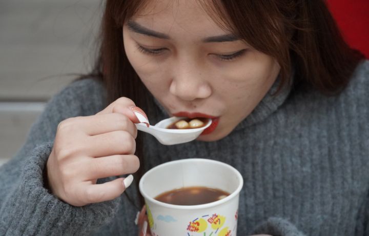 圖/越籍生第一次到台灣過冬至，品嚐薑汁桂圓紅豆湯圓的好滋味，直呼好吃。