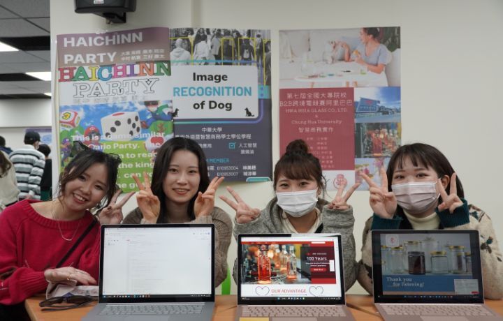 圖/應智學程大三同學與華夏玻璃公司合作，親自到公司拍攝照片，並架設網站來行銷推廣。