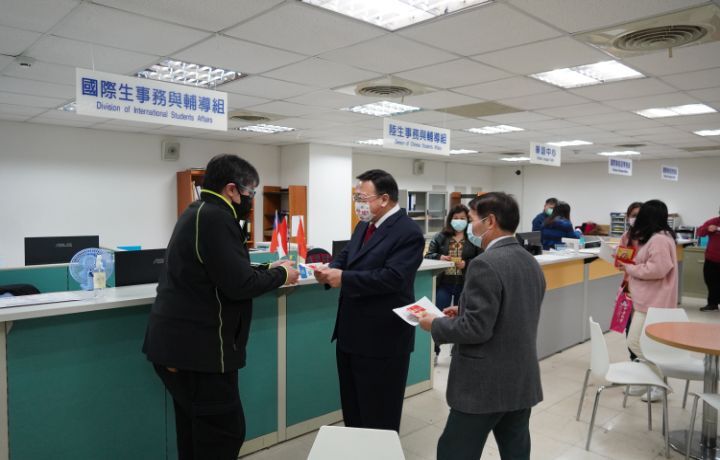 圖/許多教職員收到校長親自送上的50元硬幣錢母和大樂透彩券都相當開心。