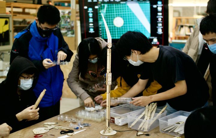 圖/同學將/摺紙動力藝術IOT應用裝置設定一種個性,將該個性喜歡的言語設定作為指令。