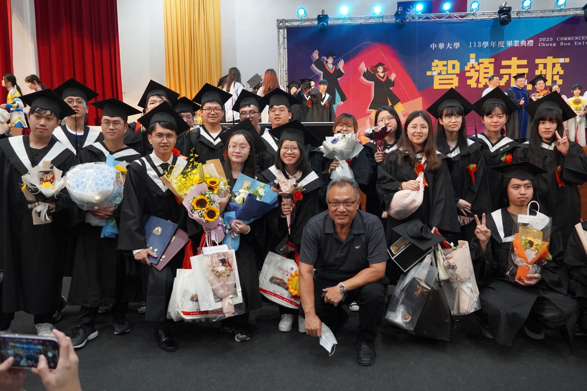 圖／學生們與師長合影，留下美好的紀念