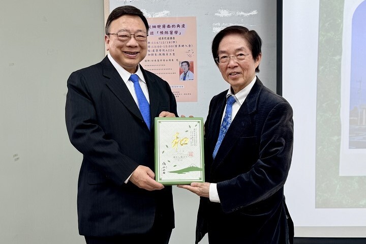 日本醫學博士周東寬（右）致贈紀念品予中華大學校長劉維琪（左），象徵國際健康教育交流合作。